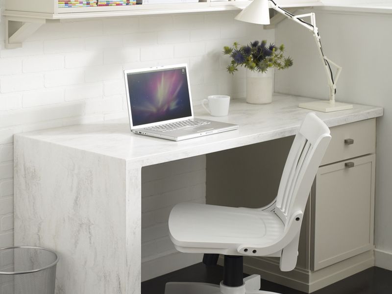 Стол с толстой столешницей. Белые компьютерные столы. Столешница для письменного стола. Письменный стол из искусственного камня. Стол письменный белый.